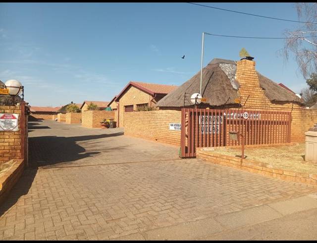 3 BEDROOM TOWNHOUSE FOR SALE IN EIKE PARK